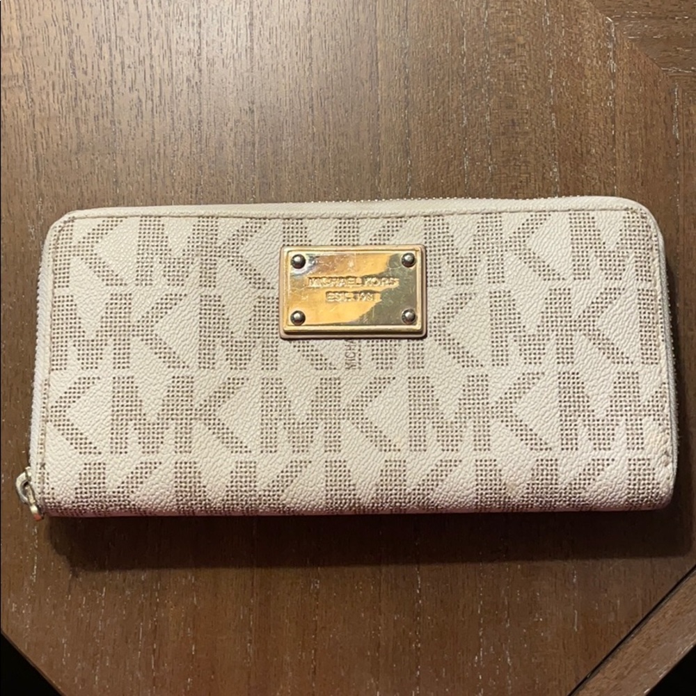 White signature Michael Kors Wallet